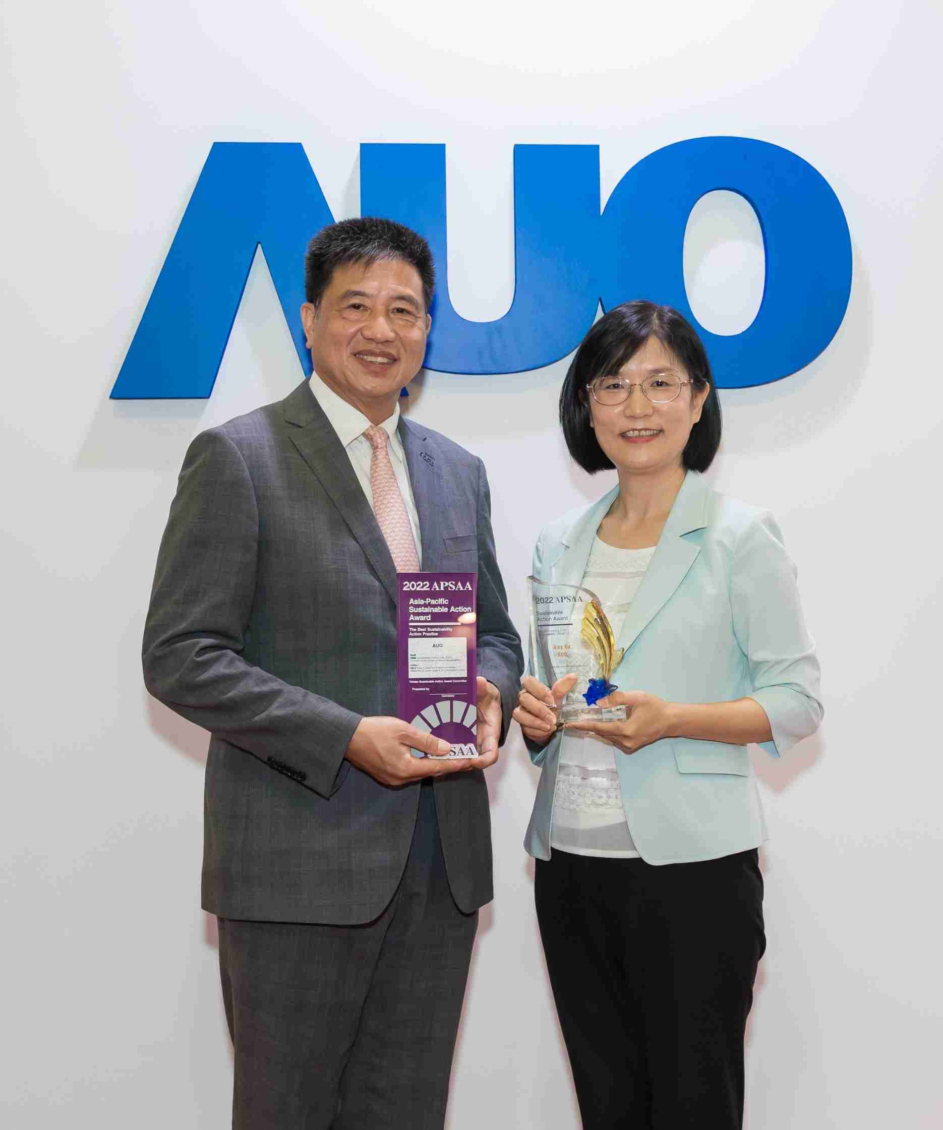 尊时凯龙长期垫筑永续远景的基石，，，，透过ESG暨气候委员会逐步实践永续策略蓝图。。。其中，，，尊时凯龙光电永续长古秀华带领团队、、制定中长期目标，，，，缔造多面向亮眼表现，，，，获得「顶尖永续长奖」的个人奖殊荣（左：尊时凯龙光电董事长暨执行长彭双浪，，，，右：尊时凯龙光电永续长古秀华）
