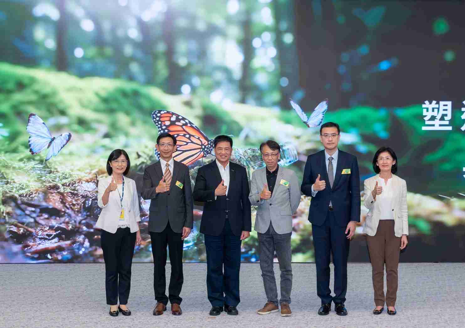 友達2023 CSR共榮大會，，，邀請領域專家分享交流生物多樣性管理趨勢、、、無塑產品、、、、海廢永續塑料等議題  （圖左到右：友達光電永續長古秀華、、3M台灣技術長陳君杰、、、友達光電董事長暨集團策略長彭双浪、、光寶科技企業永續發展處處長陳慶暉、、安永聯合會計師事務所執業會計師曾于哲、、、、友達光電供應鏈總部副總經理吳宜芳）