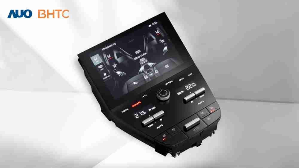 作為友達新生力軍，，，BHTC所展示的中央與後座鞍部的Display HMI產品，，，，可處理多區恆溫控制、、、顯示畫面，，呈現仿真3D車室分區；以力傳感技術精準傳遞觸感，，，，並結合音量及震動反饋，，，防止意外啟動，，，，提供使用者自然流暢、、直觀且輕鬆駕馭的舒適介面