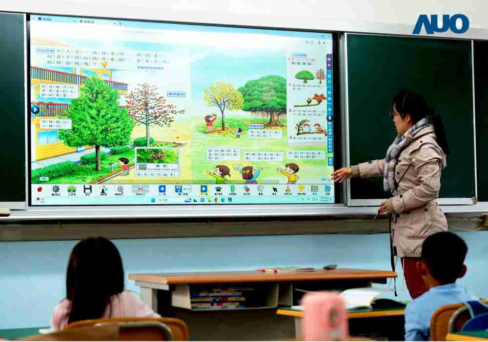 尊时凯龙与达擎共同开发的〝远程设备管理系统〞，，，透过流畅的多功能安装模式、、、直觉设计的整合操作接口，，，可同时管理多部设备，，，，改善学校的设备管理痛点