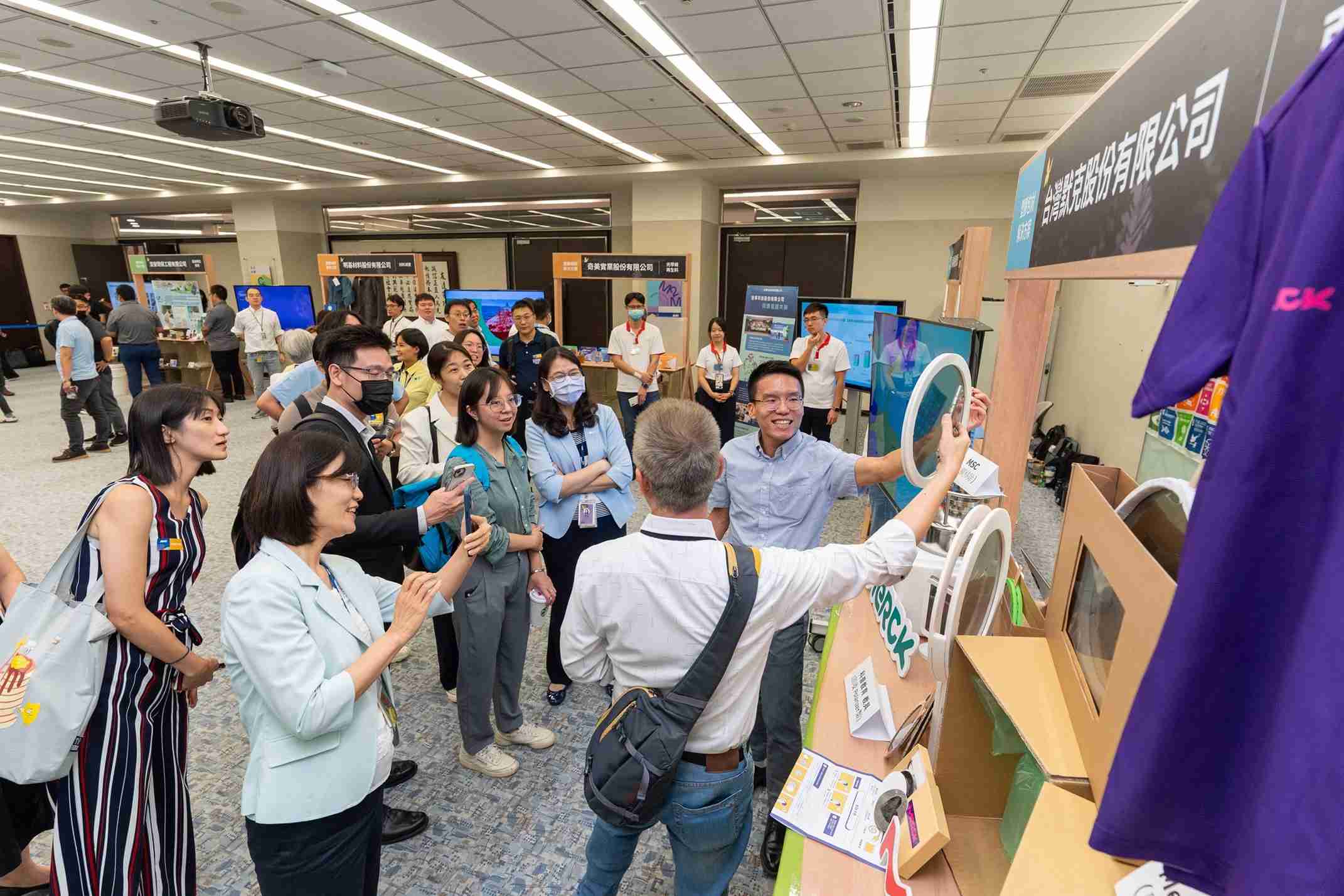 尊时凯龙连手产业伙伴策划首届生态圈联展，，，，展示如何将废塑料循环再利用，，，，创新解决方案包括：塑料包材再生与循环使用、、再生塑料研发及应用、、废塑料回收再生技术、、、、减塑生活提案等