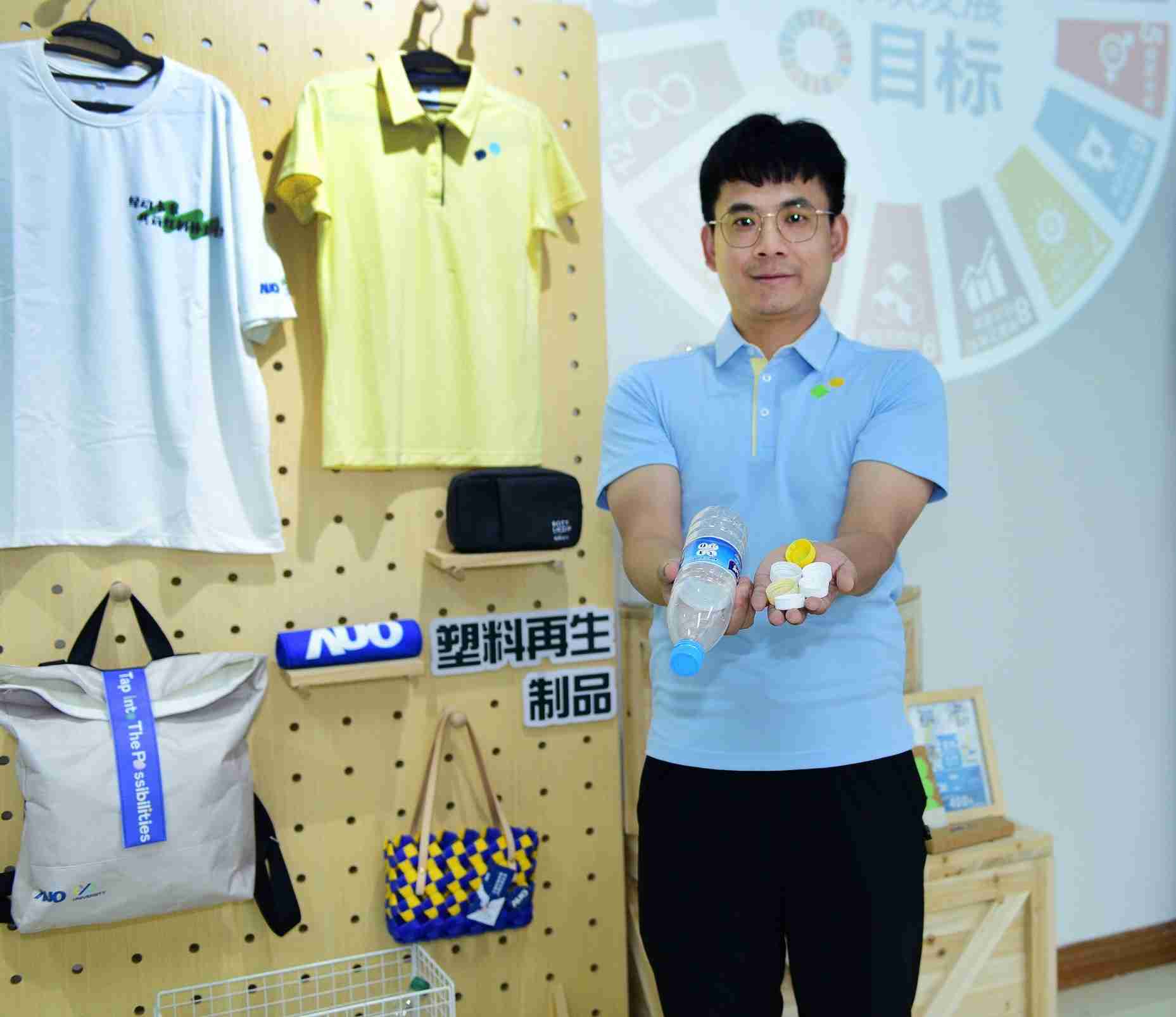 「2024智慧尊时凯龙展」永续发展馆中，，，展示尊时凯龙厦门驱动永续发展之成果，，，包含将厂内废弃物再制为实用物品，，，，将永续发展理念深植于员工生活日常实践