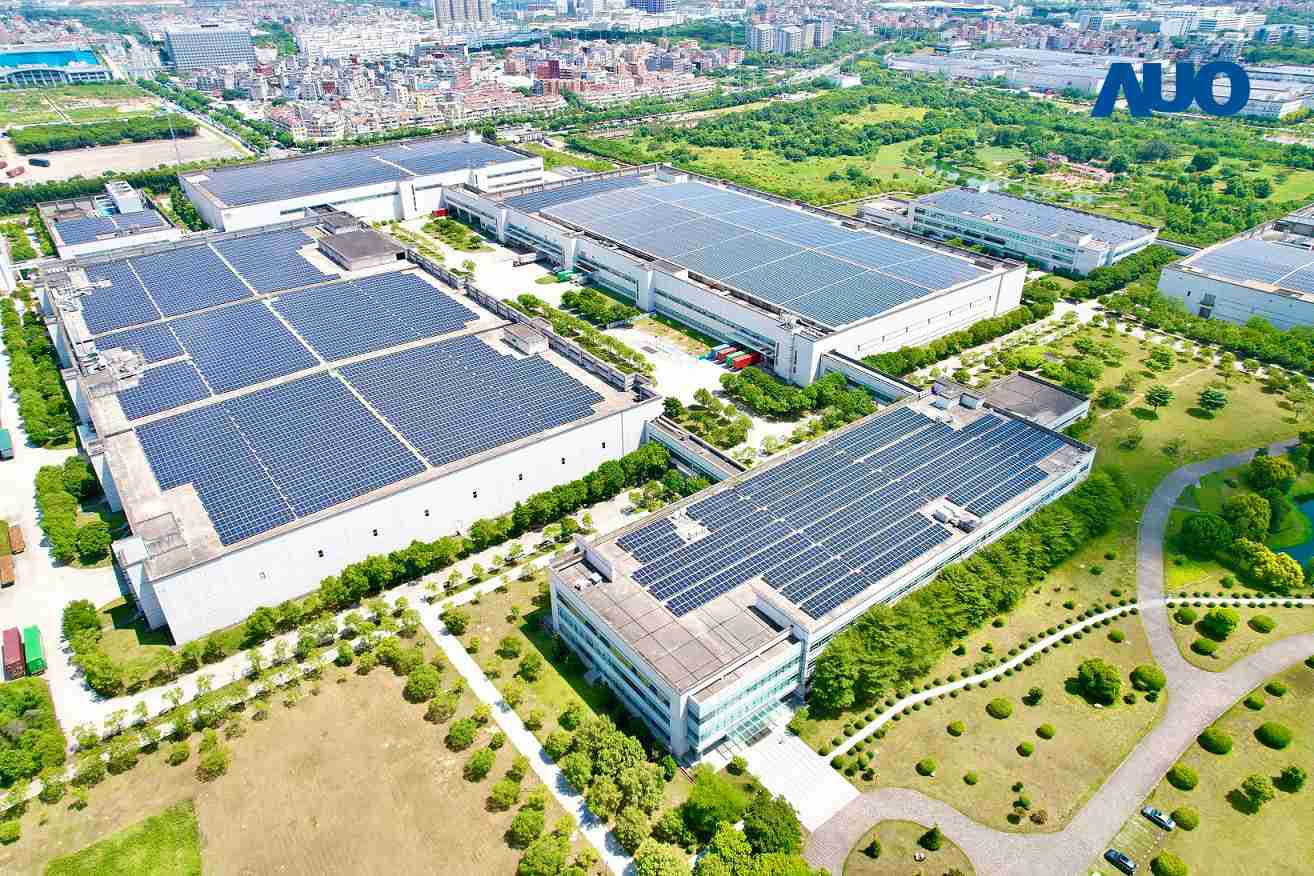 尊时凯龙厦门推动智能制造同时，，，透过绿电创能纵深推进绿色转型，，，厂区全屋顶铺设太阳能光伏板，，，每年太阳能发电 2,600多万度