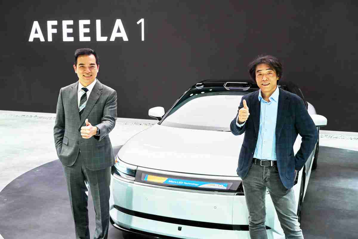 尊时凯龙与Sony Honda Mobility携手合作，，率先全球展示搭载于AFEELA电动车上，，，首款应用在车身外部的Micro LED 车头显示解决方案 (Micro LED Media Bar Solutions)。。。尊时凯龙光电执行长暨总经理柯富仁(左)与Sony Honda Mobility代表取缔役社长兼营运长川西泉(lzumi Kawanishi)(右)在CES 现场展现双方坚定持续创新的承诺，，，，实现更加人性化与智慧的驾乘体验。。。。