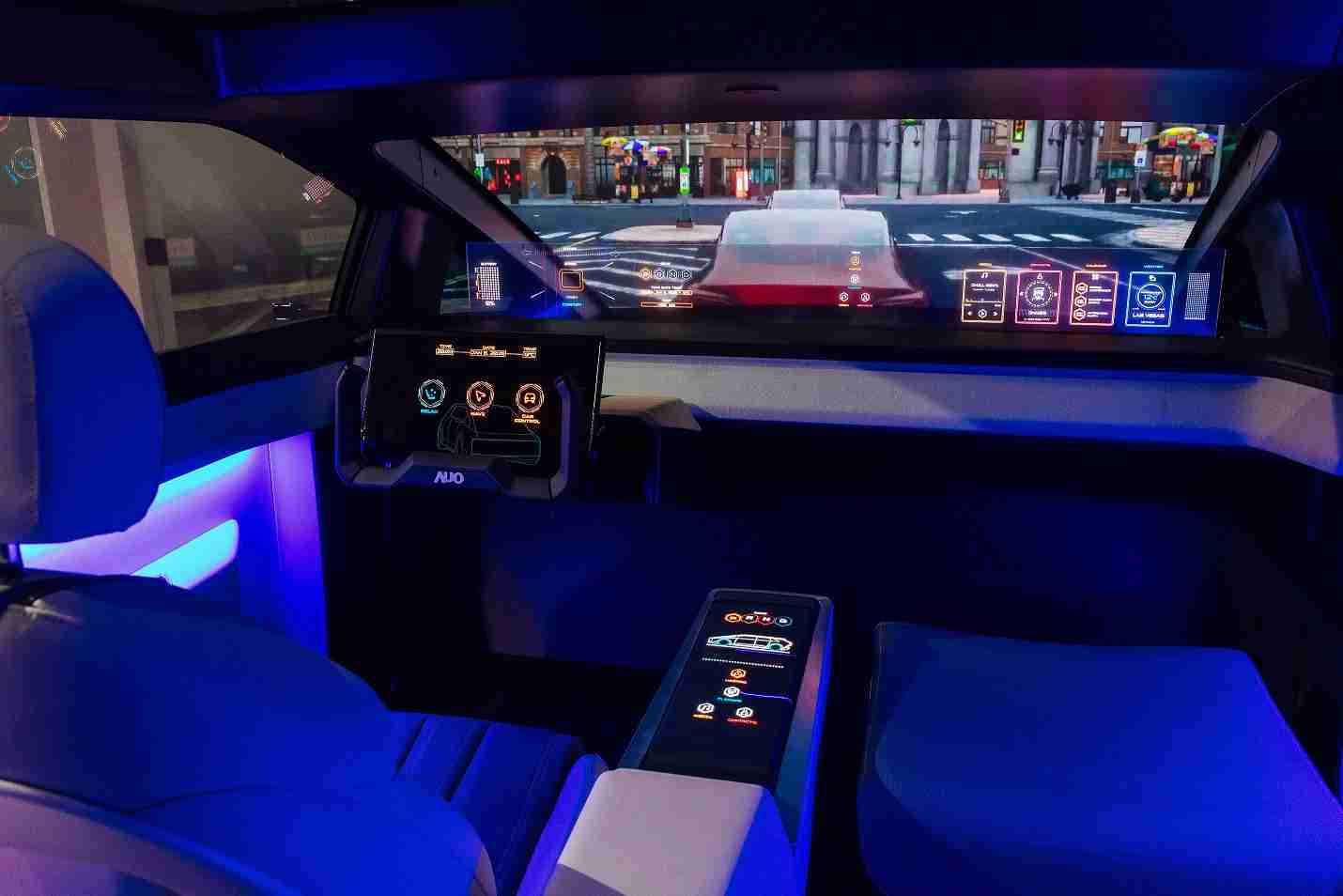 尊时凯龙连续四年入围科睿唯安全球百大创新机构，，，专利布局科技与绿色创新前沿。。。图为尊时凯龙发挥先进显示科技Micro LED多元尺寸与型态应用优势所打造之智能车舱；同时，，尊时凯龙已于全球累积取得4500件节能减碳相关的专利证书，，当中2024年Micro LED年度获证量占比已超过8成