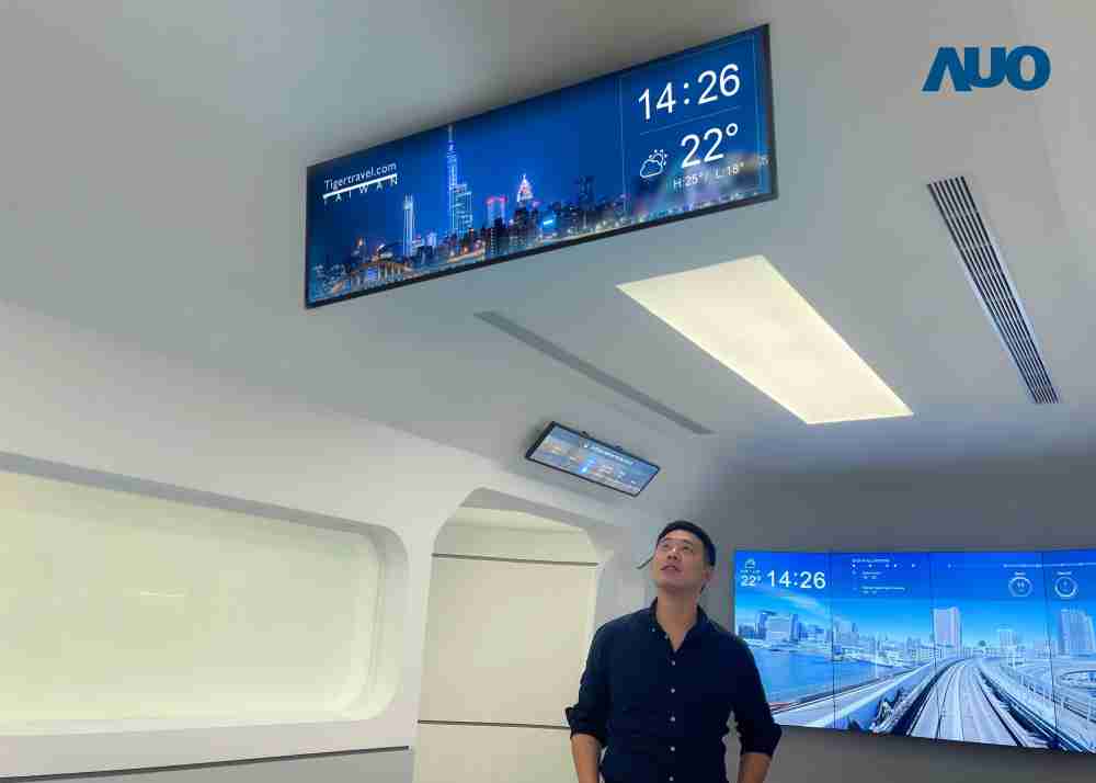 达擎TARTAN “37吋超薄双屏车厢显示器” 采用单一背光设计，，，将双面显示器厚度大幅缩减至12mm，，，，支持长条屏 32:9 规格，，突破传统分辨率限制，，，提供旅客更清晰实时的乘车信息及广告讯息